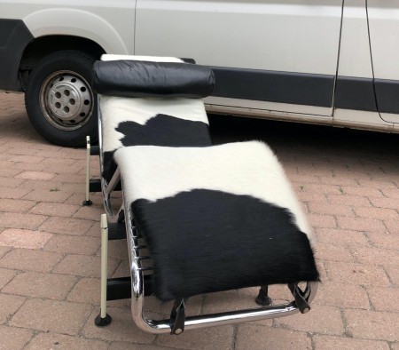 Liggfåtölj omklädd i kohud, den gamla nackkudden får hänga med ett tag till.